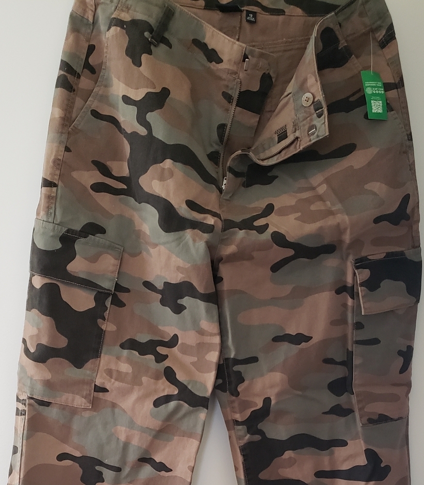 GAP camouflage cargo pant, size 14